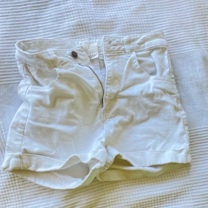 Shorts  - Vita jeansshorts! Frakt tillkommer!💖🌟Betalning sker ENDAST med SWISH! TRYCK INTE KÖP NU!