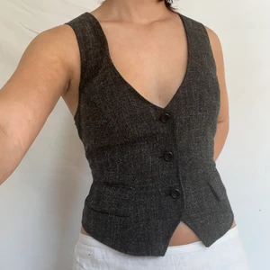 Kostymväst - Underbar kostymväst med justerbar rygg. Jag på bilden bär oftast S. Köpare står för 51kr spårbar frakt. Plagget är i gott defetfritt skick. sticks ej!! 