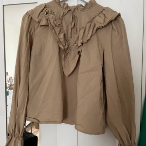 Skjorta - Köpt för 1 år sen. Väldigt bra skick 