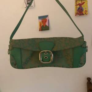 Super cute y2k grön baguette väska från DKNY