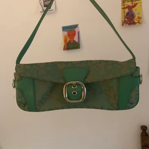 Baguette bag - Super cute y2k grön baguette väska från DKNY