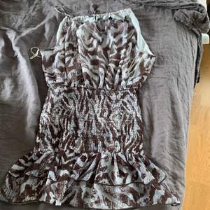 Säljer denhör fina klänningen från zara💞Aldrig använt 💗köpt för 499kr säljer för 300kr 