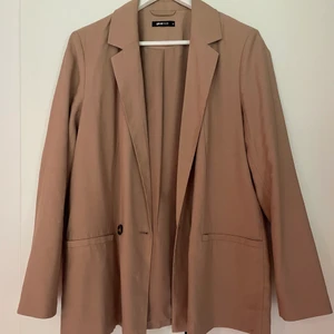 Kavaj - Beige kavaj från Gina, knappt använd 