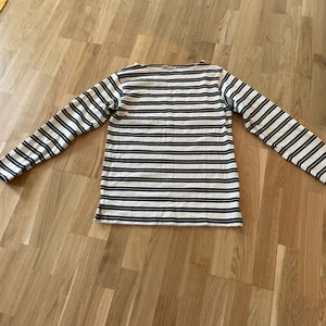 Randig tröja Acne studios - Nyskick. Storlek xs men är väldigt oversized. Köpt för 5 år sedan men har bara använts en gång.