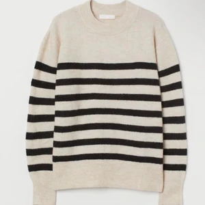 Randig tröja från hm - Slutsåld randig tröja från hm. Använd någon enstaka gång så ej nopprig