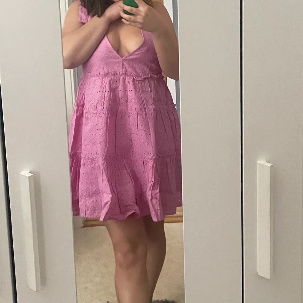 Jättefin rosa klänning, helt ny, aldrig använd, lapp kvar. Säljer på grund av att jag var för sen med retur.. Klänningar.