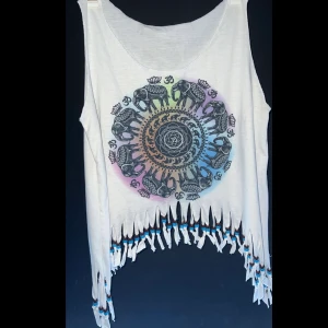 Topp med fransar & tryck strl S-L - Somrig topp till salu! Köpt utomlands, använd utomlands. 