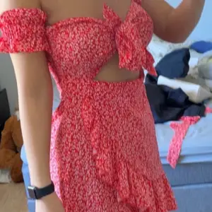 Blommig röd klänning från SHEIN använder inte och har heller inte användt den förutom nu på bilden. 