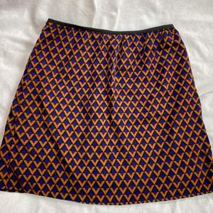Vad: Kort kjol från Compania Fantastica Stl: M Material: 100 % polyester Skick: Sparsamt använd, inget att anmärka på