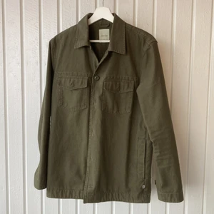 Wood Wood overshirt - Overshirt från Wood Wood i strlk S. Använd ca 3 ggr. Nypris var över 2000kr.  Denna är lite grövre i materialet, så perfekt som både jacka och overshirt. Passar till kille och tjej. 100% Bomull.  Hör av dig om du undrar något 💬