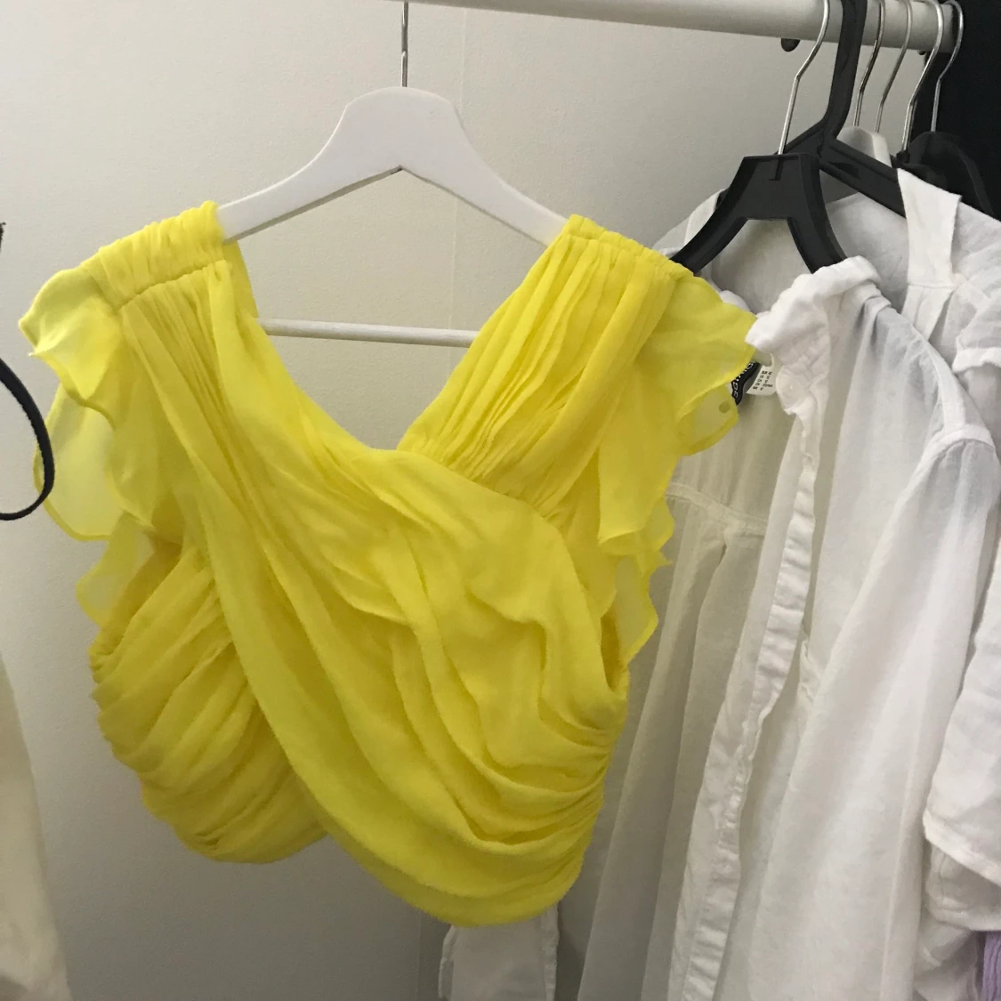 Gul topp med öppen rygg 