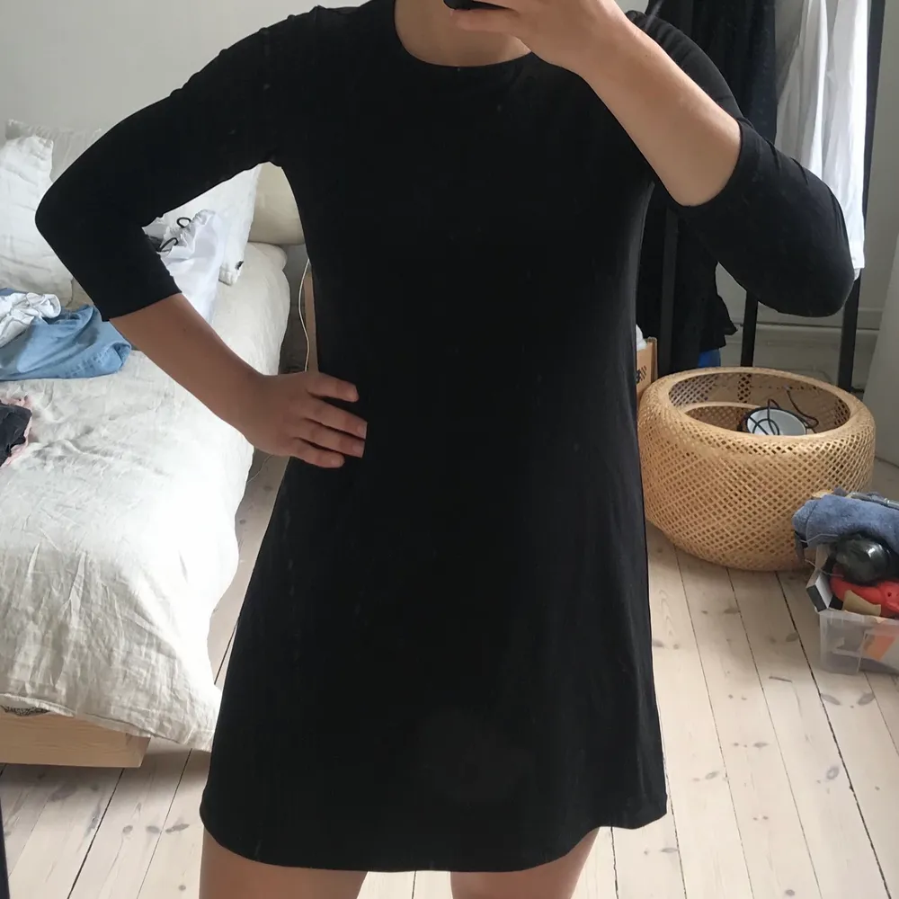 Kort svart klänning från Gina Tricit 🕊 / 95% polyester 5% elastan / Fint skick, använd en gång!. Klänningar.