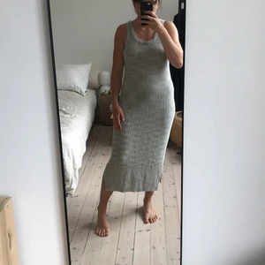 Stickad klänning från Carin Wester - Grå stickad klänning från Carin Wester 🕊 Superskön och snygg passform!  96% bomull 4% polyester Fint skick! Lite smutsig på och kring lappen men inte mer än vad som syns på bild 3