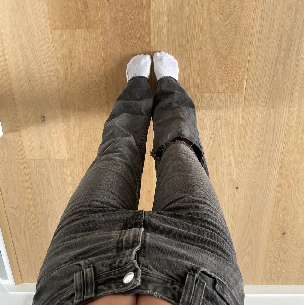 Säljer dessa jeans med ett hål på knät, de är ifrån Zara. Jag är 168cm och de passar mig perfekt.🤍. Jeans & Byxor.