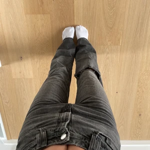 Jeans - Säljer dessa jeans med ett hål på knät, de är ifrån Zara. Jag är 168cm och de passar mig perfekt.🤍