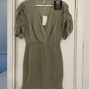 Grön klänning - Klänning i storlek 34 helt ny från Nelly 