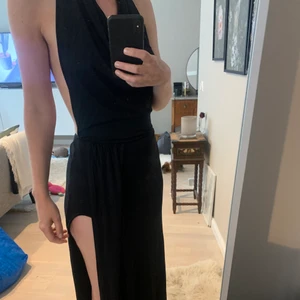 Svart långklänning - Svart långklänning med öppen rygg och slits