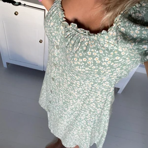 Midsommarklänning - En superfin och jätteskön sommarklänning till fest och vardags. Köpt från Nellie och som ny och inga deffekter. 200kr eller högre bud köparen står för frakten.