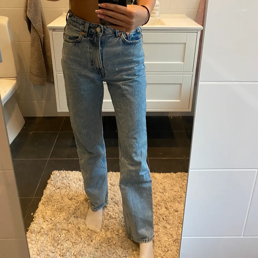Blåa jeans från weekday storlek 24.30. Jag är 165 och dem är perfekt långa på mig. Man trampar inte på dem men dem viker sig samtidigt över skorna. Säljer då jag har för Många blåa jeans. Jeans & Byxor.