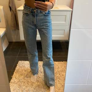 Blåa jeans från weekday storlek 24.30. Jag är 165 och dem är perfekt långa på mig. Man trampar inte på dem men dem viker sig samtidigt över skorna. Säljer då jag har för Många blåa jeans