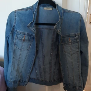 Jeansjacka - Jeansjacka i bra skick köpt på secondhand för några år sedan. Säljer eftersom den tyvärr har börjat bli för liten för mig. Den är ljusare i verkligheten.