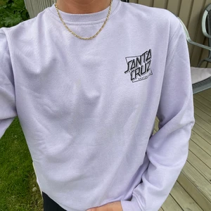 Santa Cruz sweatshirt - En Santa Cruz sweatshirt i färgen lavendel, knappt använd. Väldigt mjuk på insidan! Skriv om ni har några frågor 🌻