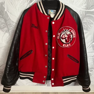 Jacka  - Säljer nu min älskade jacka den är varm och den funkar till hösten och vintern. Köpt på beyondretro för 1200kr. Det står ingen storlek men skulle säga att det är en M i herr. 