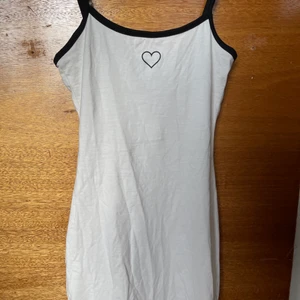 Hm klänning - Jättefint oanvänd klänning från hm! Säljer pga av att den sitter lite för tight på mig. Storlek xxs och om du har några frågor eller vill ha fler bilder är det bara att höra av dig! 💗💗