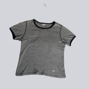 Randig tshirt  - Superfin randig tshirt med mörkblå detaljer. Köpt second hand (barnavdelningen Passar som S/(sx)