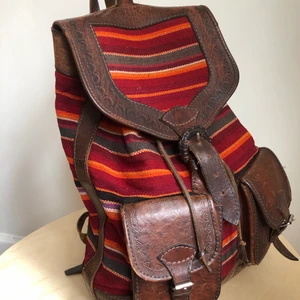 Ryggsäck  - I använt skick. Innertyget till viss del sönder. 