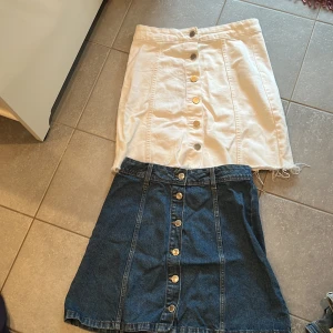 Kjolar från Gina (vit) och H&M (blå) - Använt fåtal gånger, skriv om ni endast är intresserad för den ena. Annars gäller priset för båda tillsammans