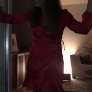 Röd sidenklänning - Så snygg röd sidenklänning som knyts i midjan❤️