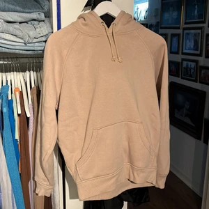 Beige hoodie  - Beige hoodie från bikbok. Använd fåtal gånger.