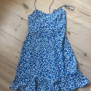 Blå klänning  - Säljer denna superfina sommarklänningen då den inte längre passar. Den är använd ett fåtal gånger. Köpare står för frakt och kostnad🤗