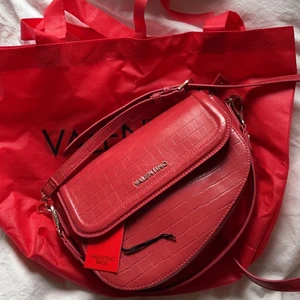 Valentino by mario - Super söt väska från valentino by mario (inte valentiono by garavani). Knappt använd köpt för ca 1200kr på Zalando. Dustbag, lapp, stort och litet band medföljer. 