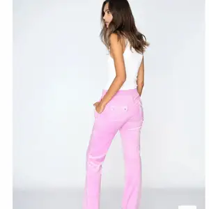 Jag säljer ett par rosa juicy couture byxor bra skick använda ett få tal gånger storlek XXS