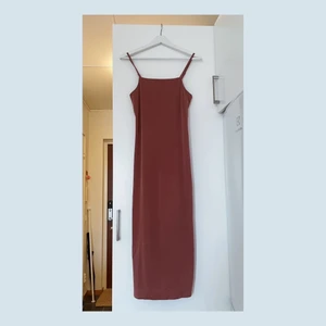 Burgundi klänning - Klänning med slits från monki!