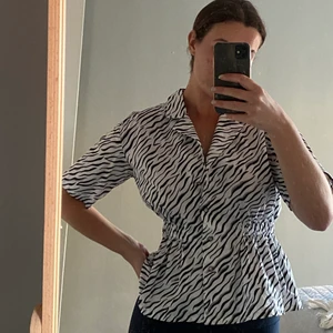 Skjorta från Bimba Y Lola - Skön bomullsskjorta från Bimba Y Lola. Använd endast två ggr! Storlek XS, men stor i storleken så motsvarar S. Köptes för 1500 kr. Köparen står för frakten 