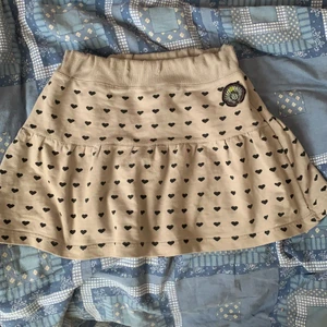 Lågmidjad kjol med hjärtan - Kjol i storlek 140 men passar mig som är S, det är resår i midjan som kan sträckas till 90cm. Fint skick   För fri frakt, använd ”köp nu” knappen:)