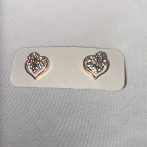 Klämörhängen - Klämörhängen behöver inte håll i öronen för att ha på sig funkar ändå som en vanlig guld,rosa,blå&lite vitt/silver.