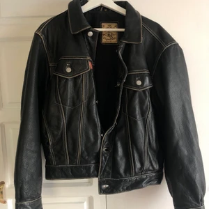 Retro oversize läderjacka  - Oversize retro läderjacka, aningen sliten och charmig. Ungefär stlr L. 