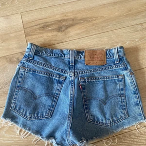 Levis Shorts! - Fina shorts från Levis, perfekt nu till sommaren! Tyvärr för små för mig, köpte här på Plick för en månad sen. Står att storleken är M men skulle säga liten s eller xs. Köparen står för frakten!