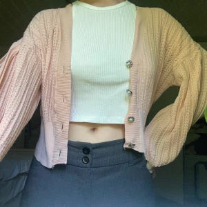 Kofta  - Rosa kofta!! Knappt använd men superduper fin!! Går att stänga och att ha öppen, med 4 glitterknappar💕🌷Den är i one size men skulle uppskatta att den passar XS-M