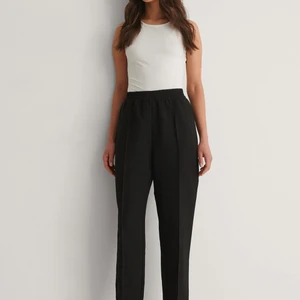 NA-KD byxor - Helt nya svarta byxor från NA-KD, prislapp inte  kvar men endast provade. Stl 40 (M). Nypris 429kr