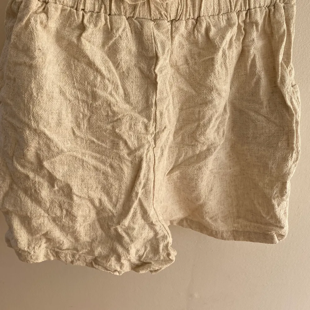 Beiga skjorts i linnematerial från SHEIN. . Shorts.