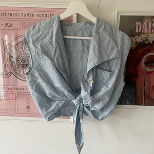 Super söt topp - Pastell blå knyt topp. 