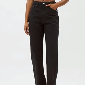 Row jeans från weekday  - Jeans med Högmidja från weekday super trendiga och fina!! Jag säljer även samma byxa fast i gräddvit 🫶🏼☺️