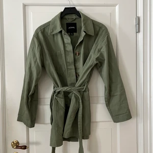 💚Jacka från Monki💚 -  Oversized jacka från Monki i storlek XS. Militärgrön med en bröstficka och en vanlig rymlig ficka på varje sida. Går att knäppa med knappar, finns också kyntband i midjan. Jag har vanligtvis storlek M och denna är lite oversized på mig trots storlek XS.