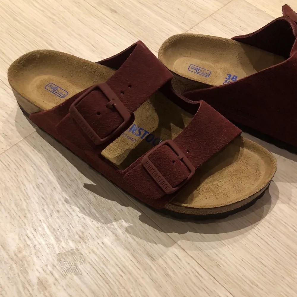 Säljer helt nya birkenstock då de var för stora för mig. Aldrig använda!. Skor.