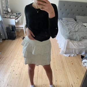 Volang kjol - Säljer denna fina kjolen som inte kommer till användning❤️‍🔥 super fint skick, från VILA. Fin med lite broderier och passar till allt! Nypris 400kr, finns en liten fläck på insidan av kjolen som inte syns när den är på🤗 köparen står för frakt